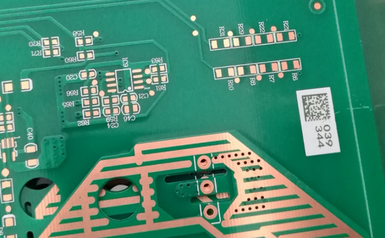PCB邊緣崩邊：層壓板玻纖結構導致脆性斷裂分析